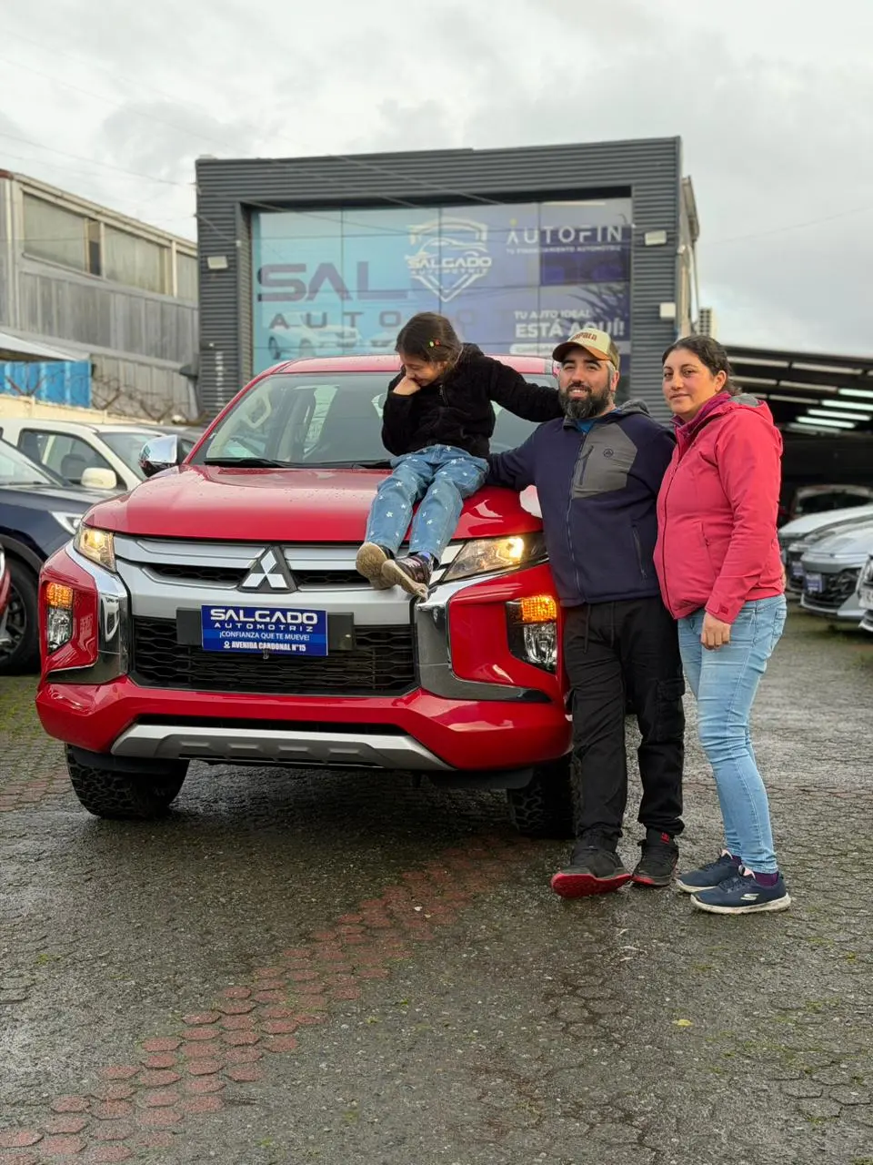 Cliente feliz con su vehículo en Salgado Automotriz