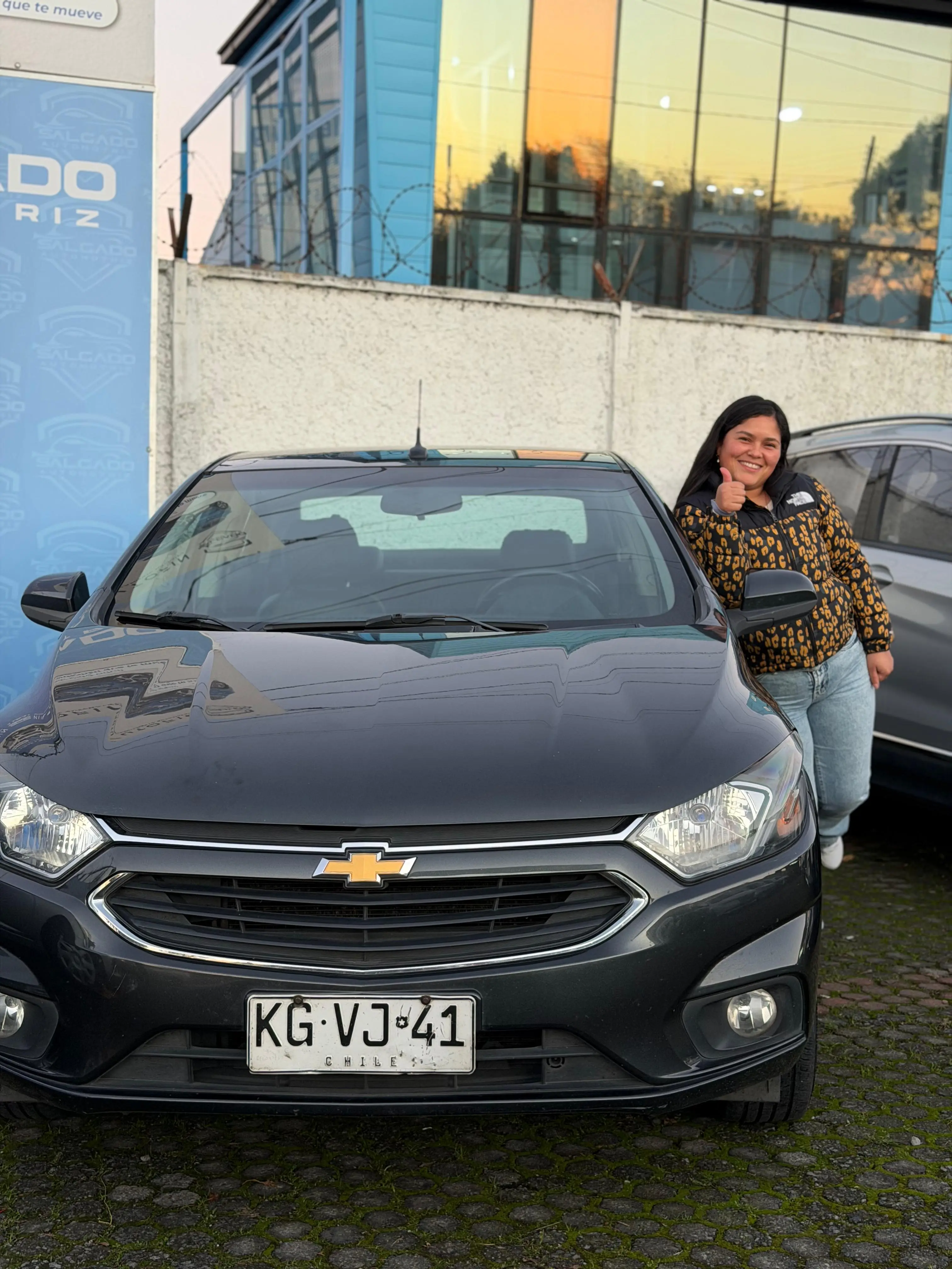 Cliente feliz con su compra en Salgado Automotriz
